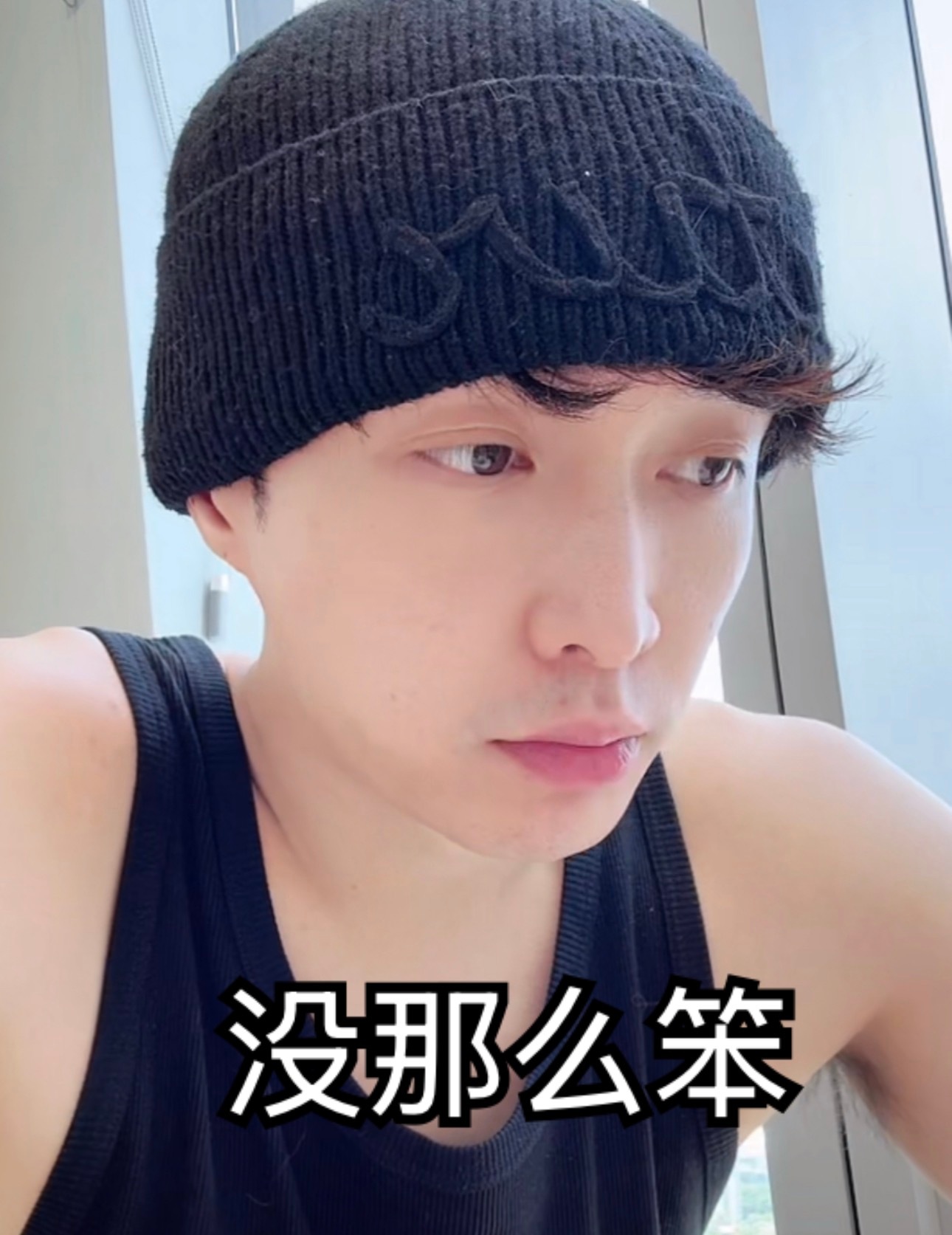 咪（打碎玻璃杯）小姐姐：我给你换一个包厢吧 怕你扎伤咪：啊 没事 我不动咪：要赔