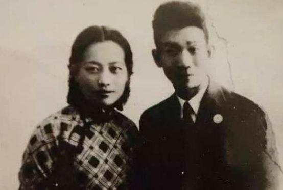 民国文人郁达夫生性敏感内向，内心常年萦绕着深重的自卑感。1919年，他的妻子孙荃