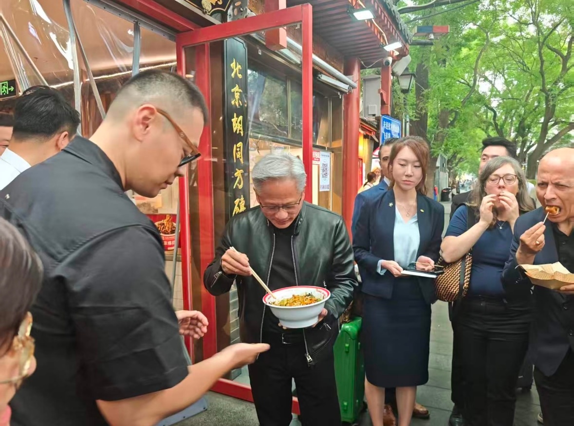 太会搞流量做生意了吧？北京胡同里的黄仁勋同款套餐来了。皮衣战神同款海报也已经更新