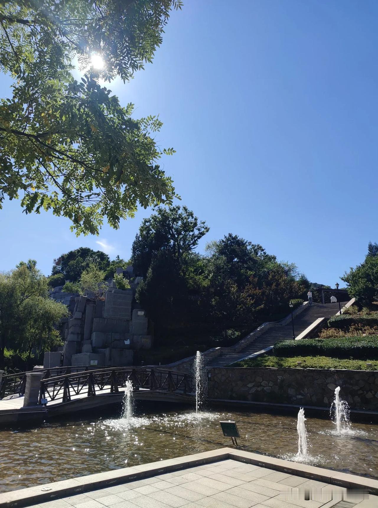 这么近，那么美
十月二日到河北
碧蓝天空阳光灿
诗意山水画栗乡
[万柿如意]  