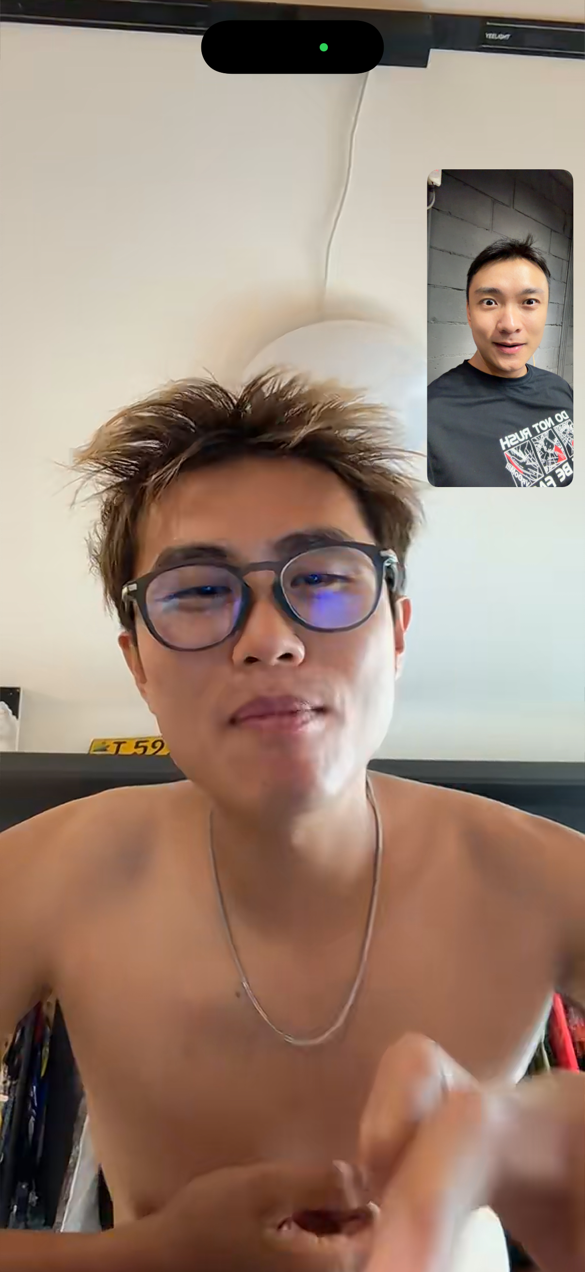 打视频电话说他刚在家把片子剪完，催我审片。原来他真的喜欢裸体剪片