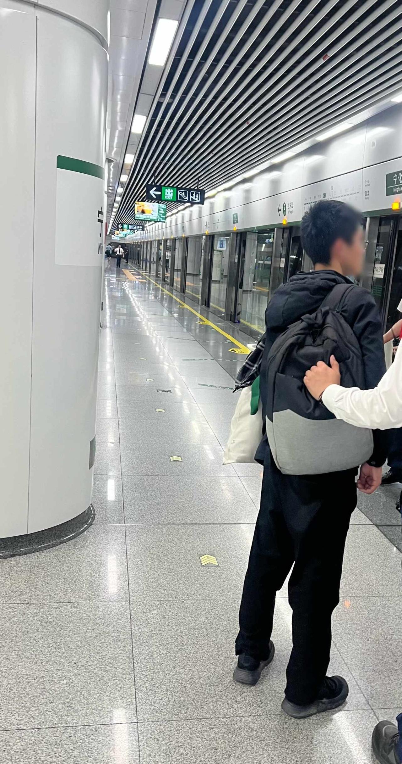 今天在宁化站见到现实版“咸猪手”，太ex了
刚刚在福州地铁2号线宁化站，看到一幕