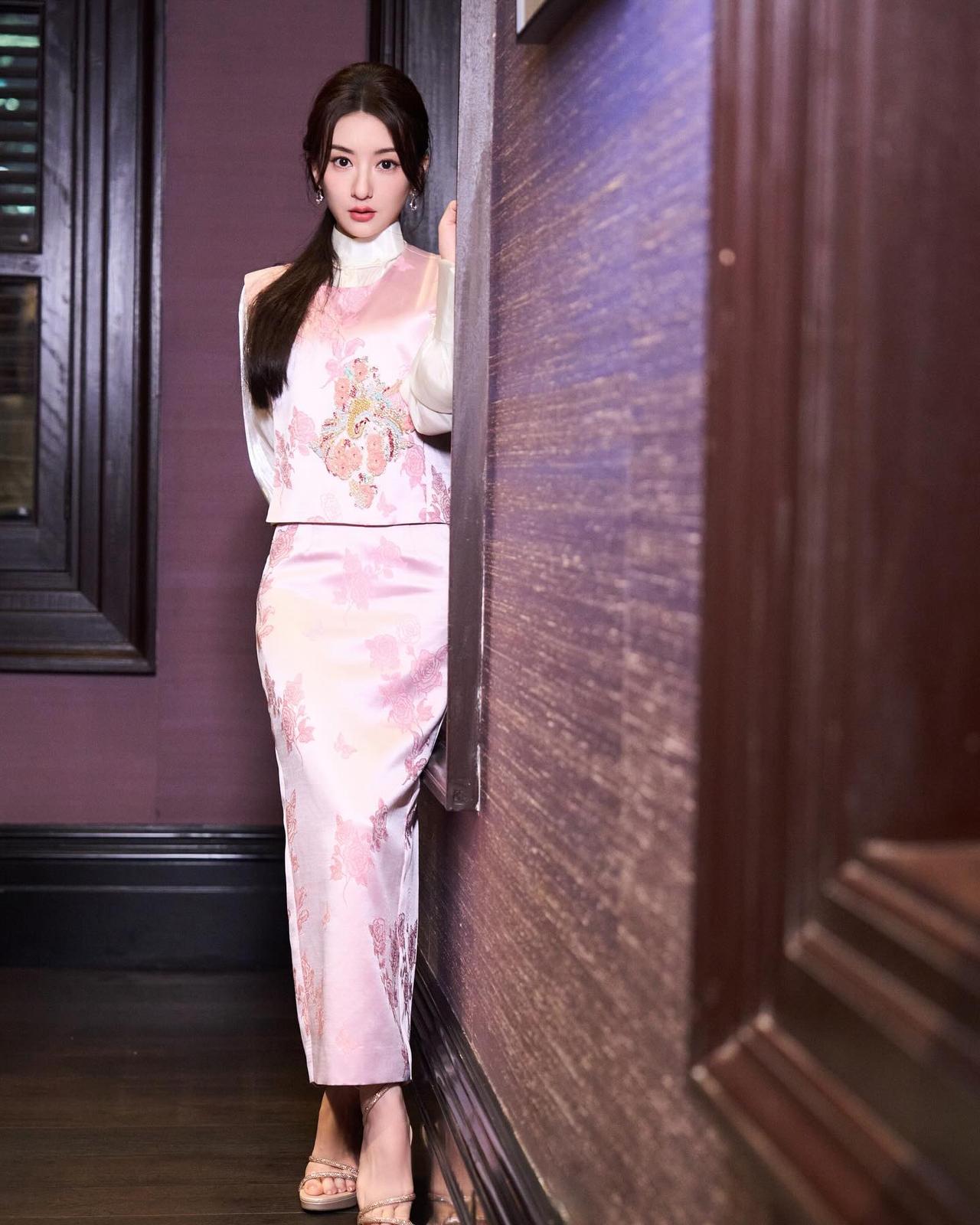 香港巨星郭富城的妻子方媛的近照，其实她长得挺漂亮，五官也很好看，看起来应该是天然