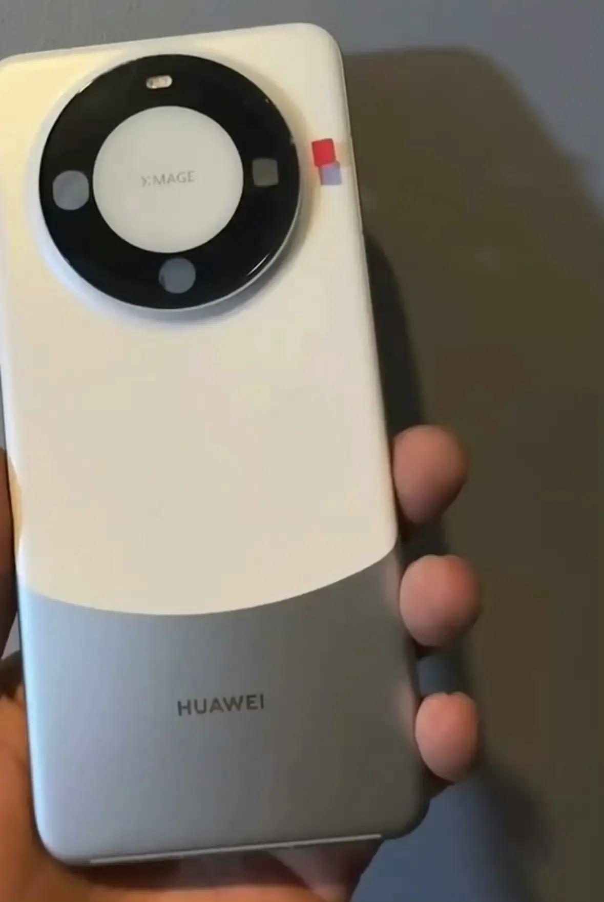 mate60真机图曝光，大概率是真的；
这设计虽然不太像华为的审美，但细节方面什
