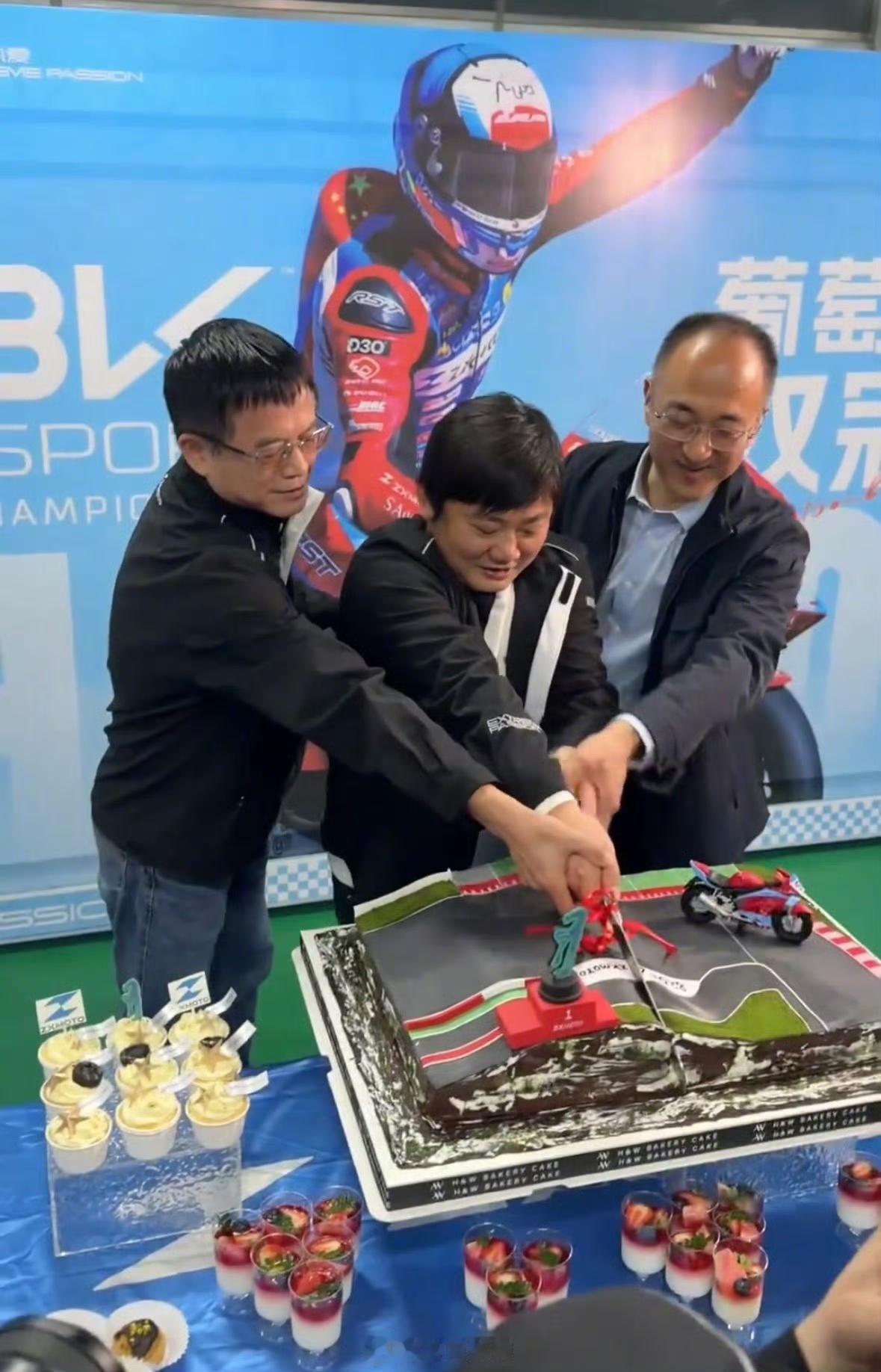 张雪机车这个庆功蛋糕，
简直绝了，
有创意，也有心了。

当奖杯被迎回国内，张雪