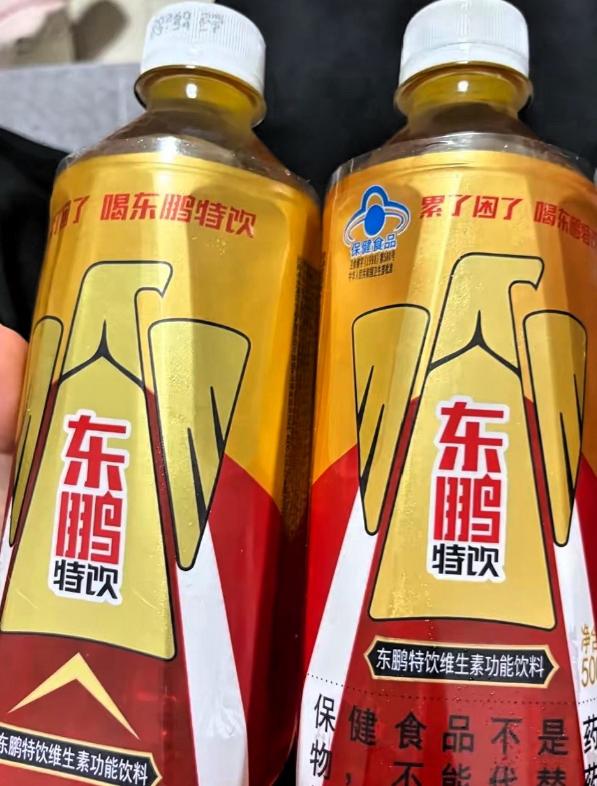 东鹏饮料的创始人林木勤，在一次饭局的时候，恰好有人递上他公司生产的东鹏饮料，也不