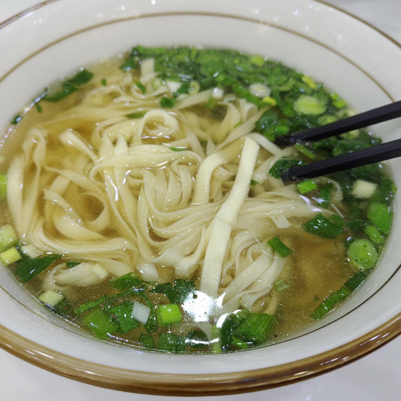 《素食斋》第80天
最近感冒比较多，
这次又没逃脱掉。
午餐甘肃牛肉面，
清汤寡