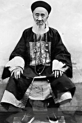 1899年，张之洞审问光绪：“听说你要见我，有事就说，”光绪走向前回道：“朕私下