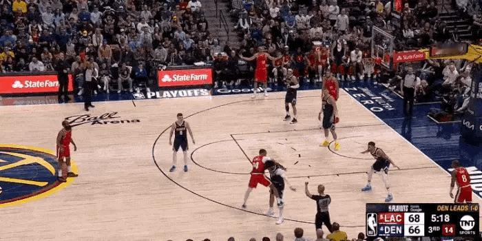 快船vs掘金nba季后赛 穆雷力量还是大，一把抱起了鲍威尔！这要是柔道摔跤自由搏