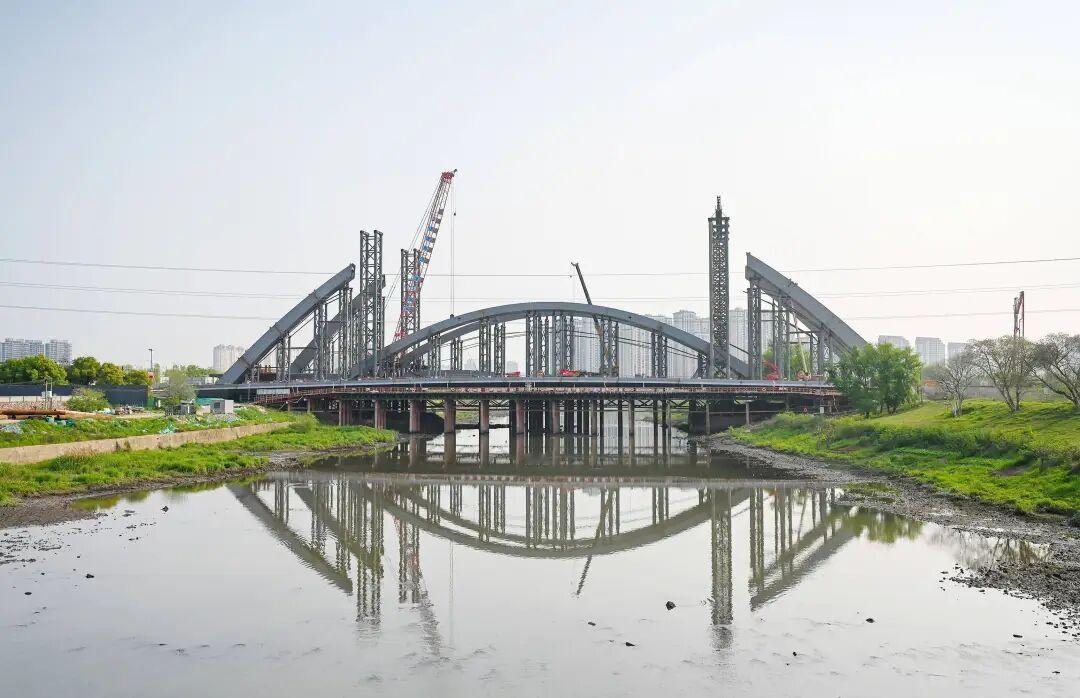 义乌江上的又一座大桥富港大桥己经成型了，看样子建设速度还挺快的，期待明年年底前建