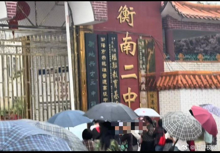 【#学校回应高二男生在校内跑步后猝死#】近日，网传湖南衡阳衡南二中一名高中生在校