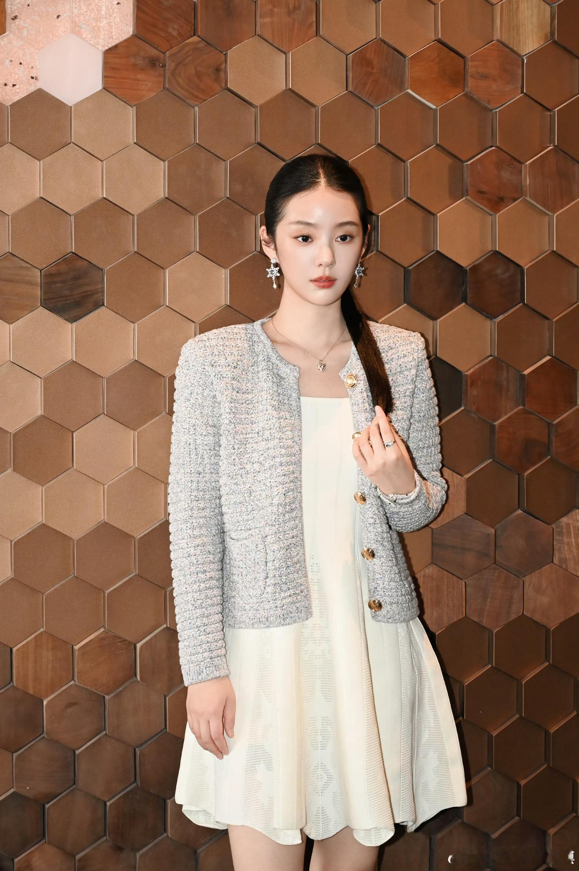 徐艺真短剧鼻祖徐艺真是谁徐艺真疑似喊话郭宇欣新晋短剧演员费尽心思塑造通透温柔的形