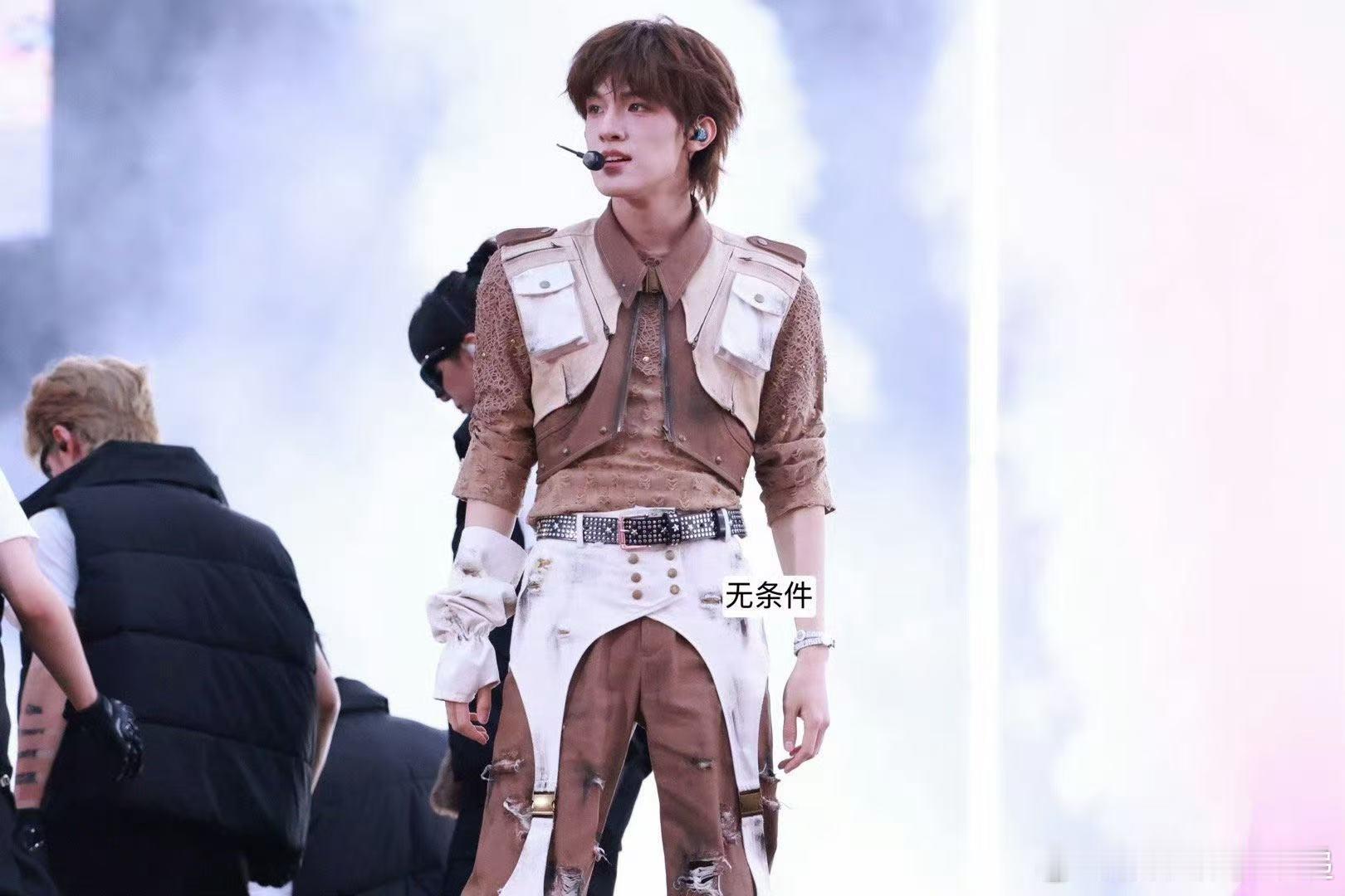 张泽禹黑西装满分男张泽禹废土风造型 黑西装是心动狙击，废土风是视觉暴击！张泽禹用