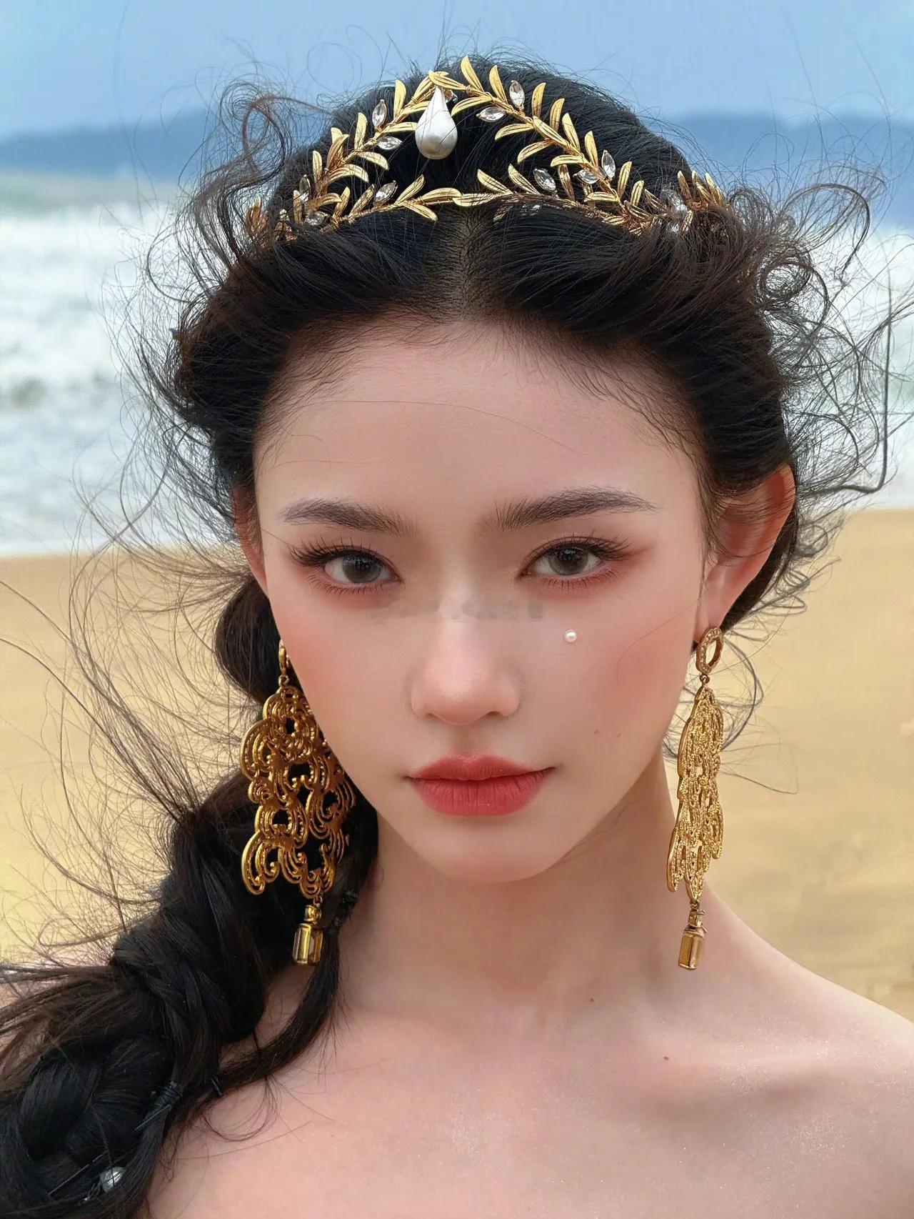 星爷眼光是真毒，从万人里挑出的林允，天生就适合镜头。那张脸经得住怼脸直拍，怎么拍