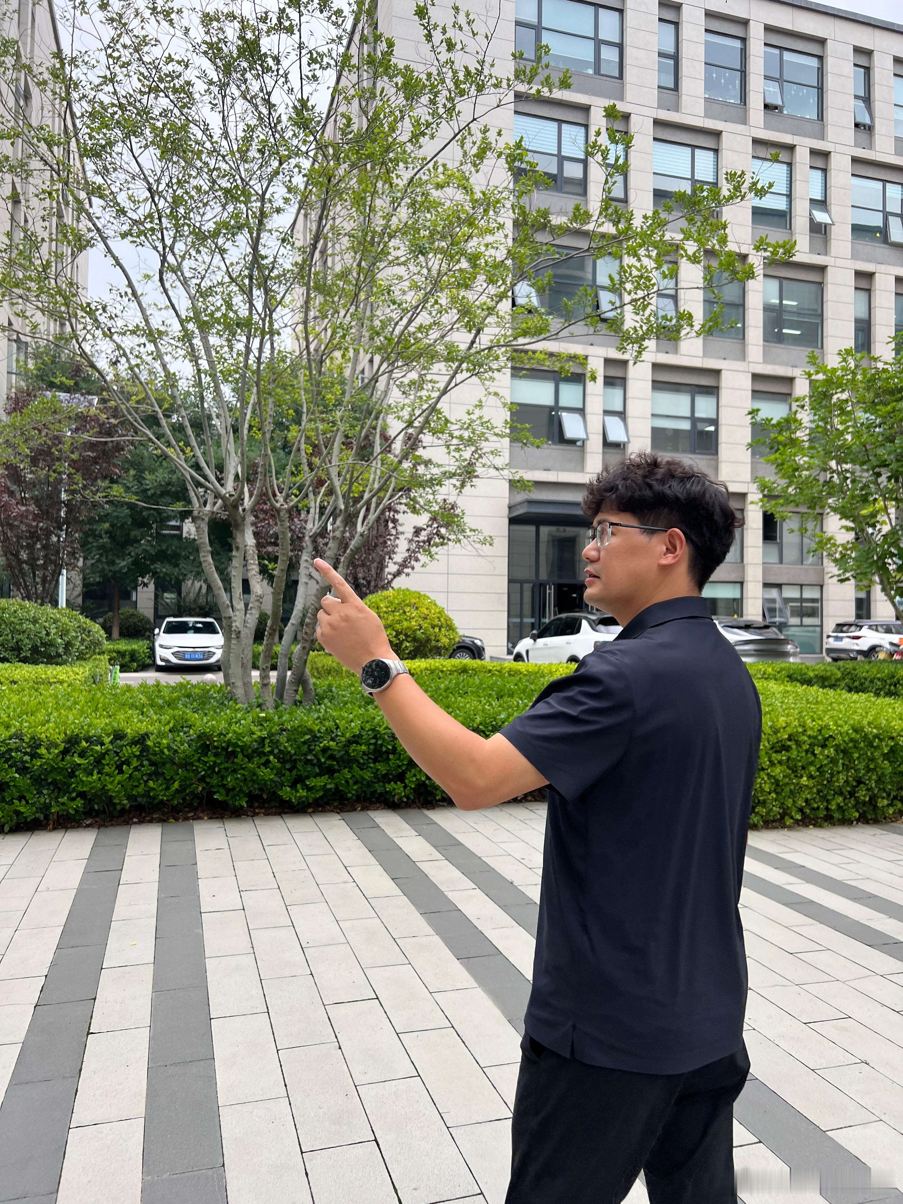 公司办公场所的选址，不要选择园区临近大马路的楼栋，也不要选择周边太封闭的地方。适