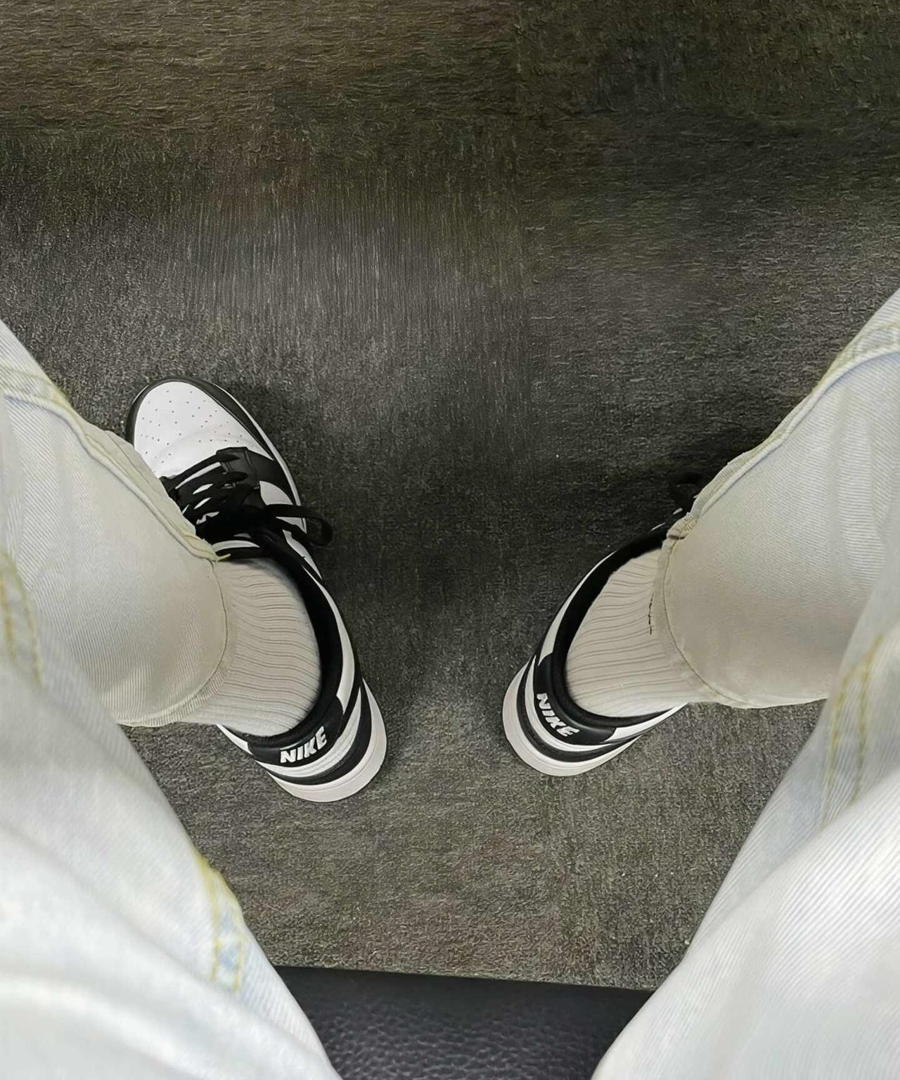 有点捂脚
低头拍双鞋 白袜 定格鞋控瞬间 晒鞋走一波 鞋子合不合适只有脚知道 今