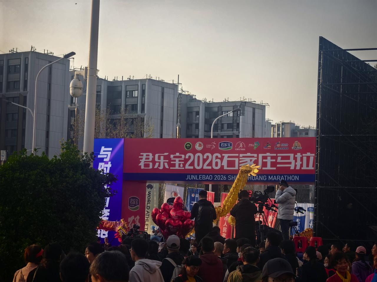 “石马”跑起来！刚才去起跑线感受了一下，可以说这绝对是跑友和马拉爱好者的嘉年华！