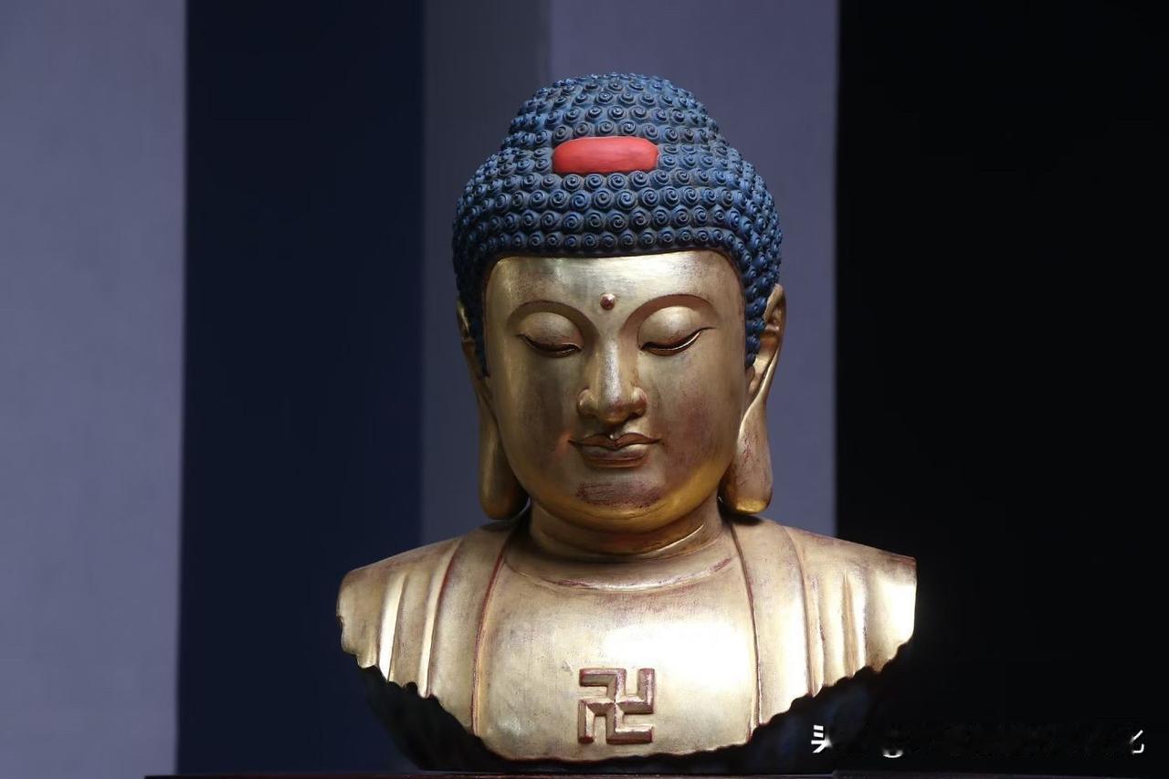 有些佛首，一眼是金；
有些，是看久了，才见光。

这尊香樟木鎏金佛首，金色并不张