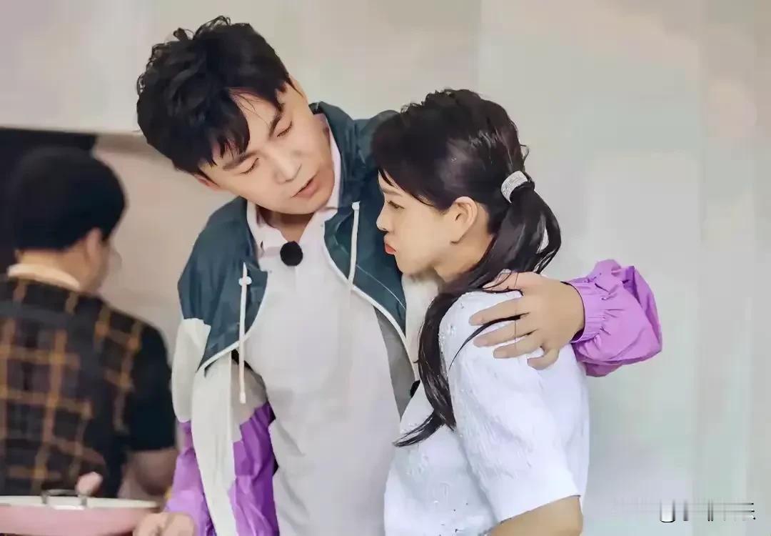 普通人根本和明星比不了啊！
明星50多还像个少女一样被人宠爱着。
普通人30多岁