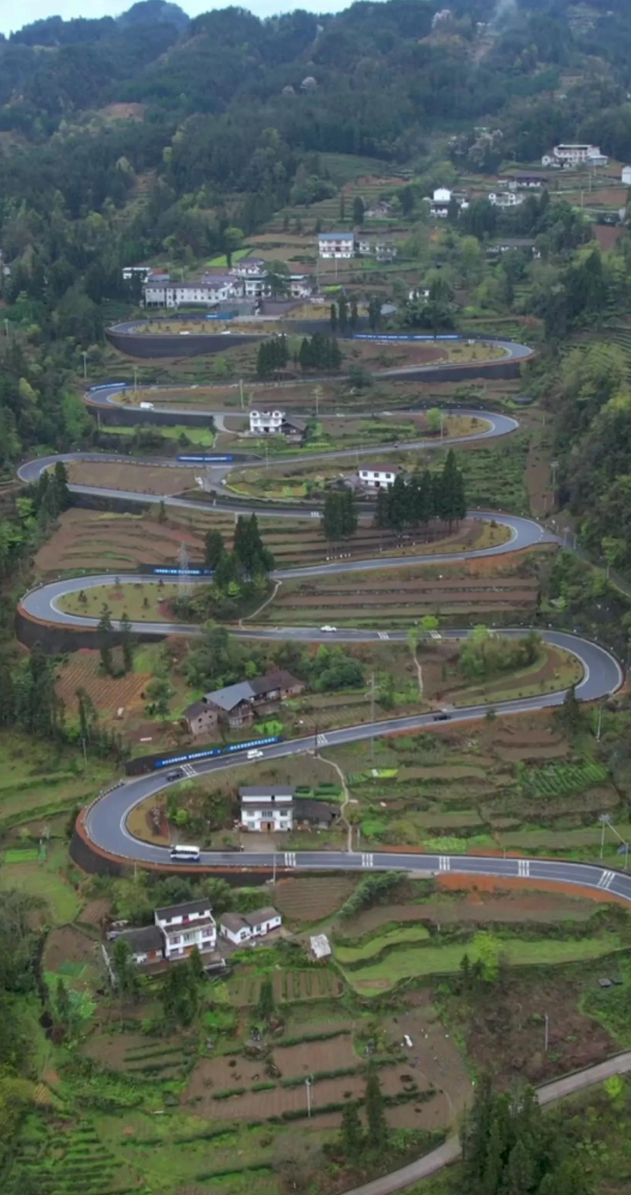 最美的风景，不在终点，而在路上。愿你的每一段旅程都充满美好与惊喜。老家最美的路 