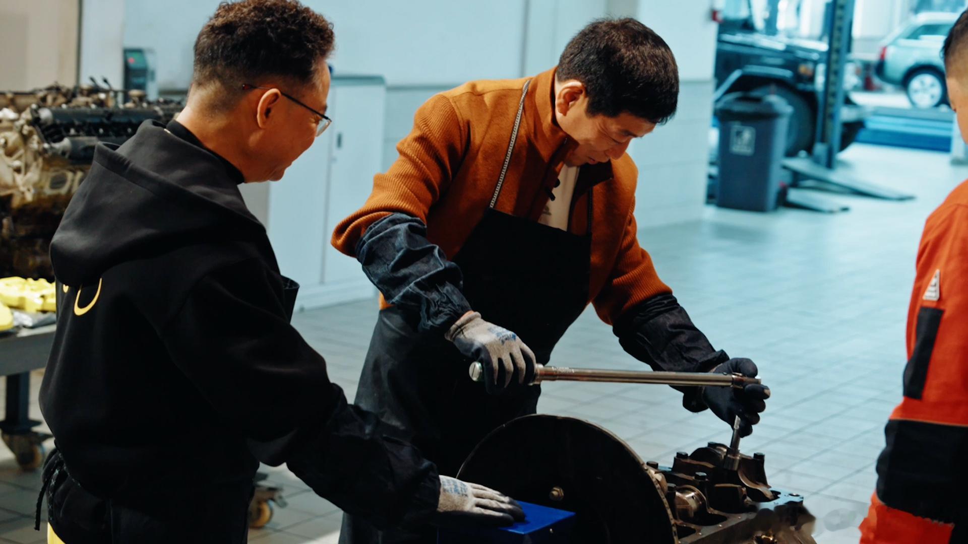 如果要评一个“最不像车企老板的车企老板”，我肯定要投长城汽车魏总一票！看到魏总戴