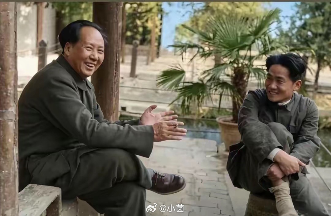 父子促膝谈心的幸福时光，这一刻岁月静好，温情脉脉。 