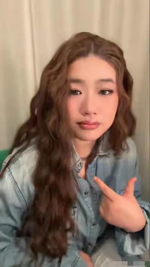 俩中国女生在埃及开罗超市硬刚插队七口之家，把“插队大战”打成正义维权教科书，围观