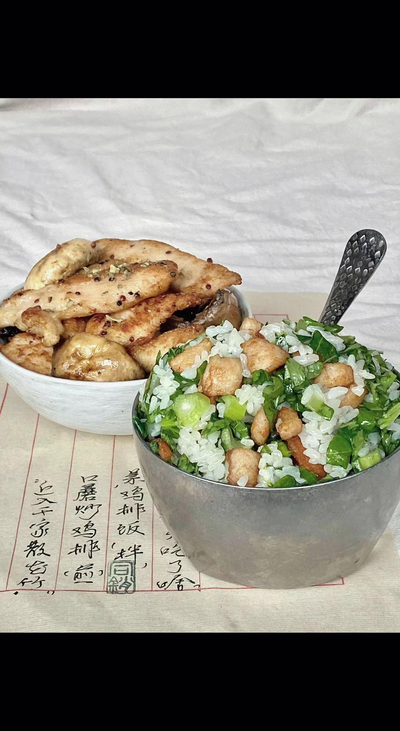 🍳瓷碗里的晨光，葱花在饭粒间跳圆舞曲💃。旧纸上的墨迹，藏着烟火人间的温柔答案