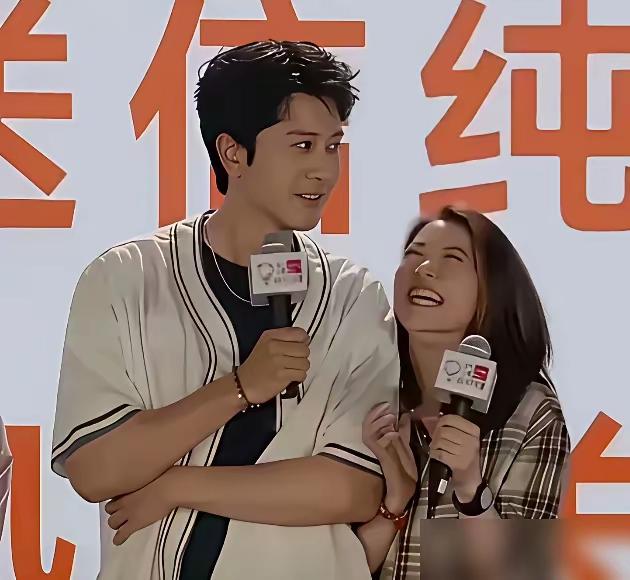 不是吧？袁咏仪这简直就是星星眼了吧，没想到袁咏仪站在彭冠英面前娇羞的像个小女孩一