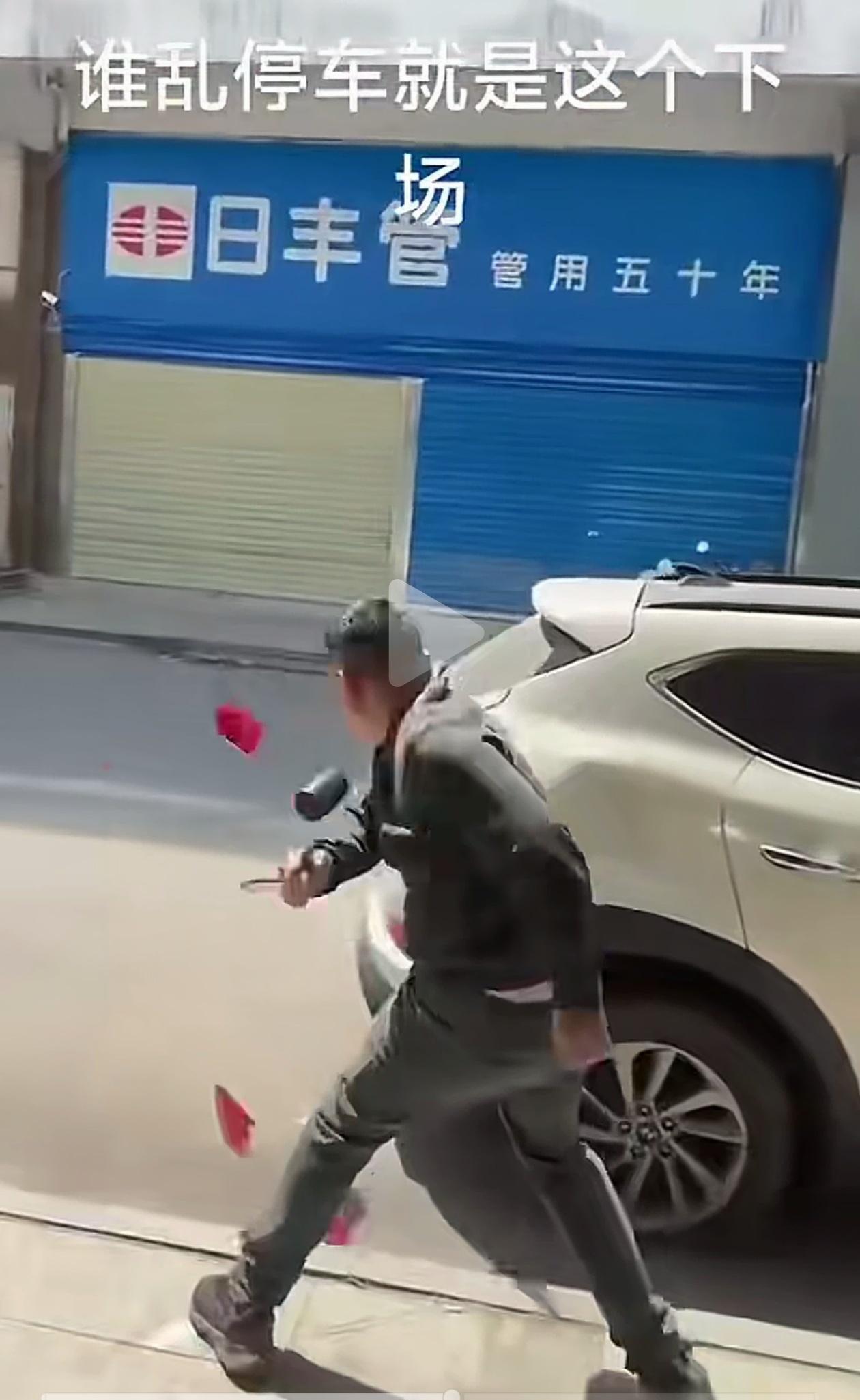 商家主要做好门前三包的事就好，超过三包的事可不要理了，比如商铺门口有违停车辆，不