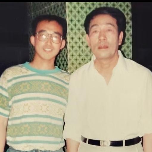 “蔫哏大师”杨少华，一张罕见的留影，这张老照片拍摄于90年代，右侧人物正是杨少华