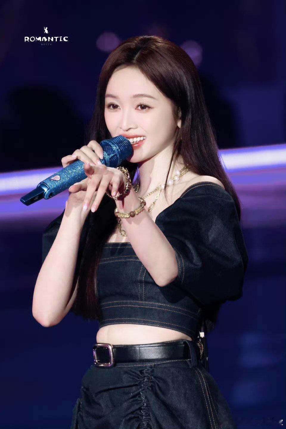 吴宣仪中国电影120周年舞台，内娱多给宣仪一些舞台吧 喜欢她的唱跳吴宣仪