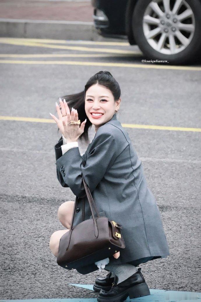 江语晨肘击粉丝原来是可爱乌龙事件，江语晨温柔饭撒，对粉丝超贴心。江语晨把收信听成