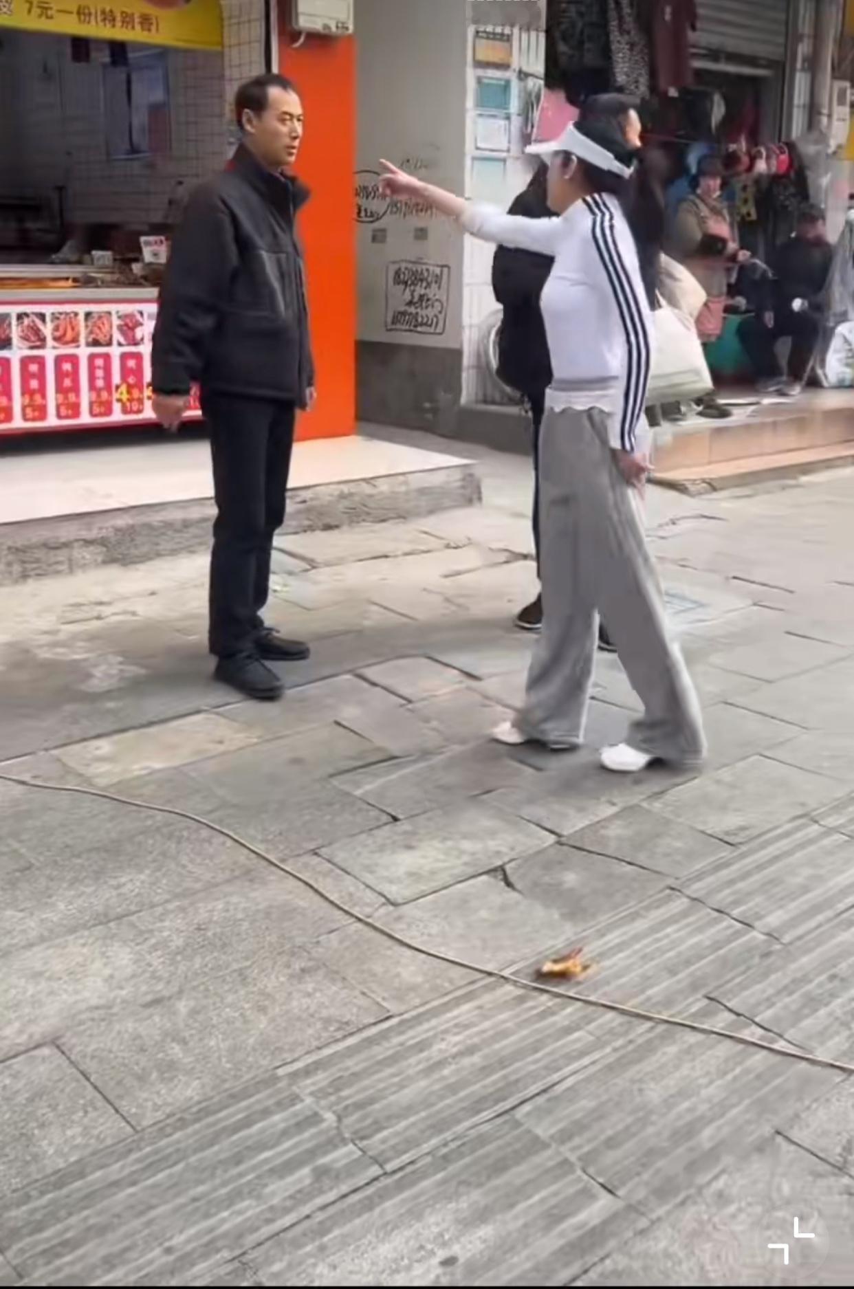 近日，河南周口五一路，一女子当街指控一名男子骗她，还一天4次…

起因是因为该女