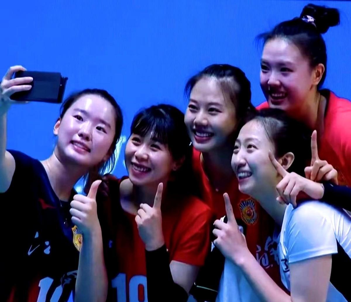 最近，丁霞正式加盟江苏女排，这在排坛掀起了不小的波澜。

这不是普通的转会，因为