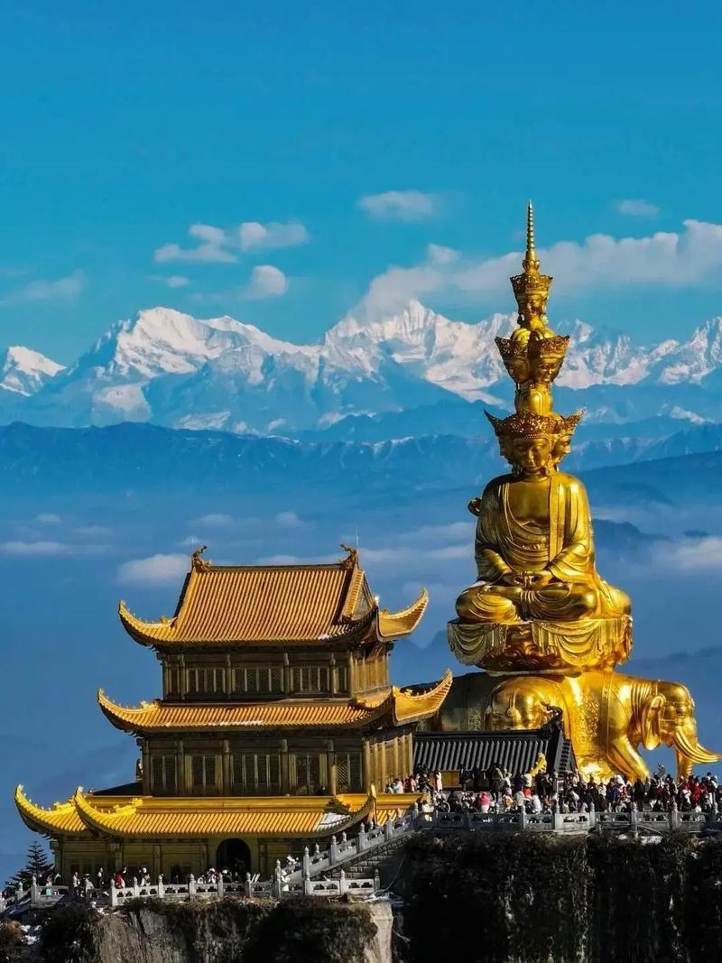 夏日生活打卡季 夏天到了，去峨眉山避暑简直绝了！春天的峨眉山已经很美，夏天的它更