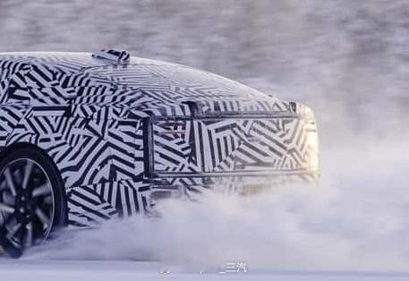 设计捷豹GT 在尾盖上设计两条沟的作用是什么？红圈让下面的两块区域保持干净吗？ 