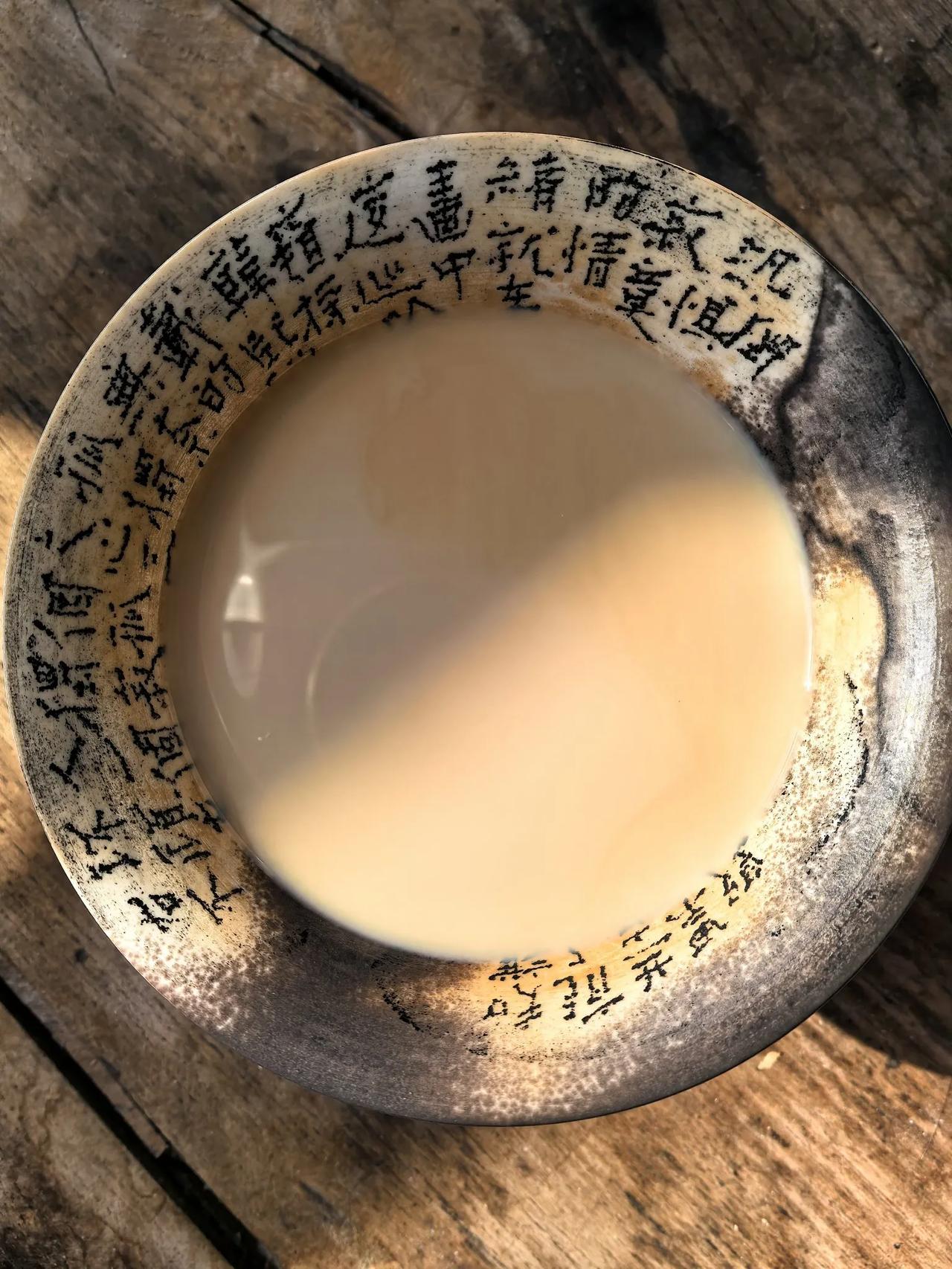 喝一杯拿铁吧！
在这个阳光灿烂的星期六上午！