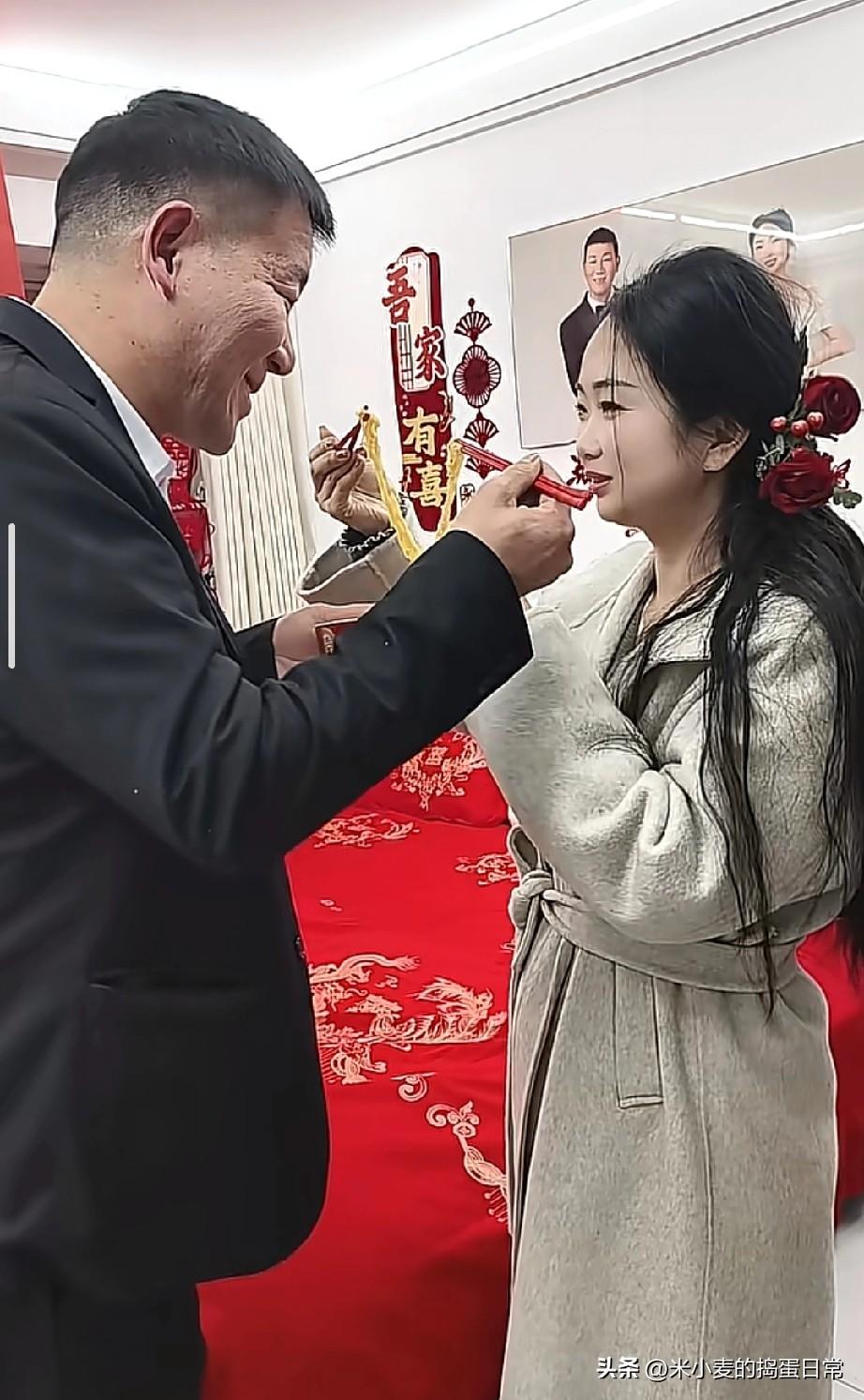 有钱就能娶小30岁？
 
今天刷到一段婚礼视频，直接给我看懵了。
 
新房里大红