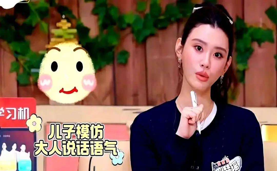 奚梦瑶晒出儿子在凯尔特人主场庆生的照片，小家伙穿着绿色球衣，背后印着大大的GUA