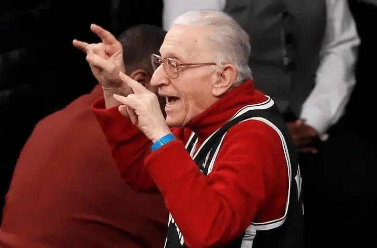 干扰追梦罚球的是这位老人家🤣追梦：你个老伙计赶紧找个地方坐下，别干扰我罚球🤣