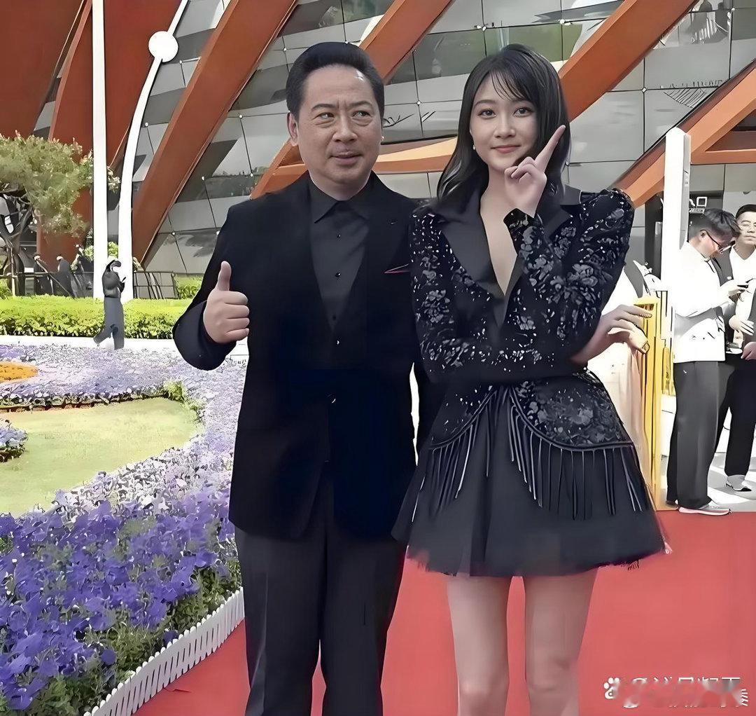 只要关晓彤觉得不尴尬，尴尬的就是别人。 