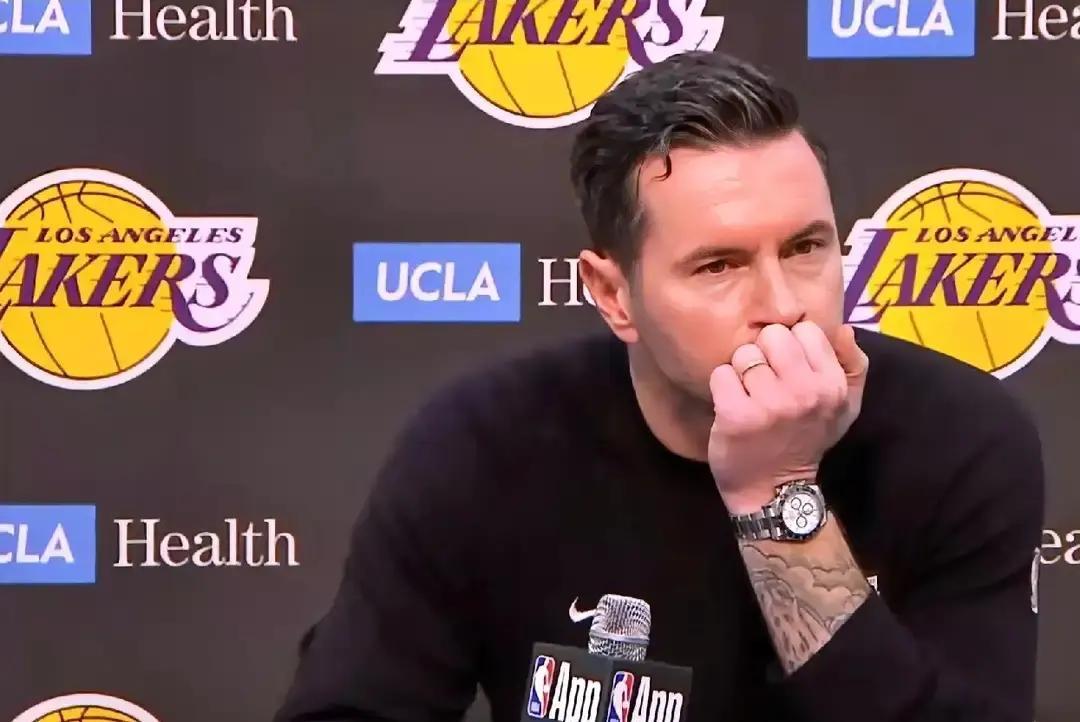 雷迪克赛后没揽责。他直接念了球员的名字。
 
湖人输太阳24分。他对着镜头撕开更