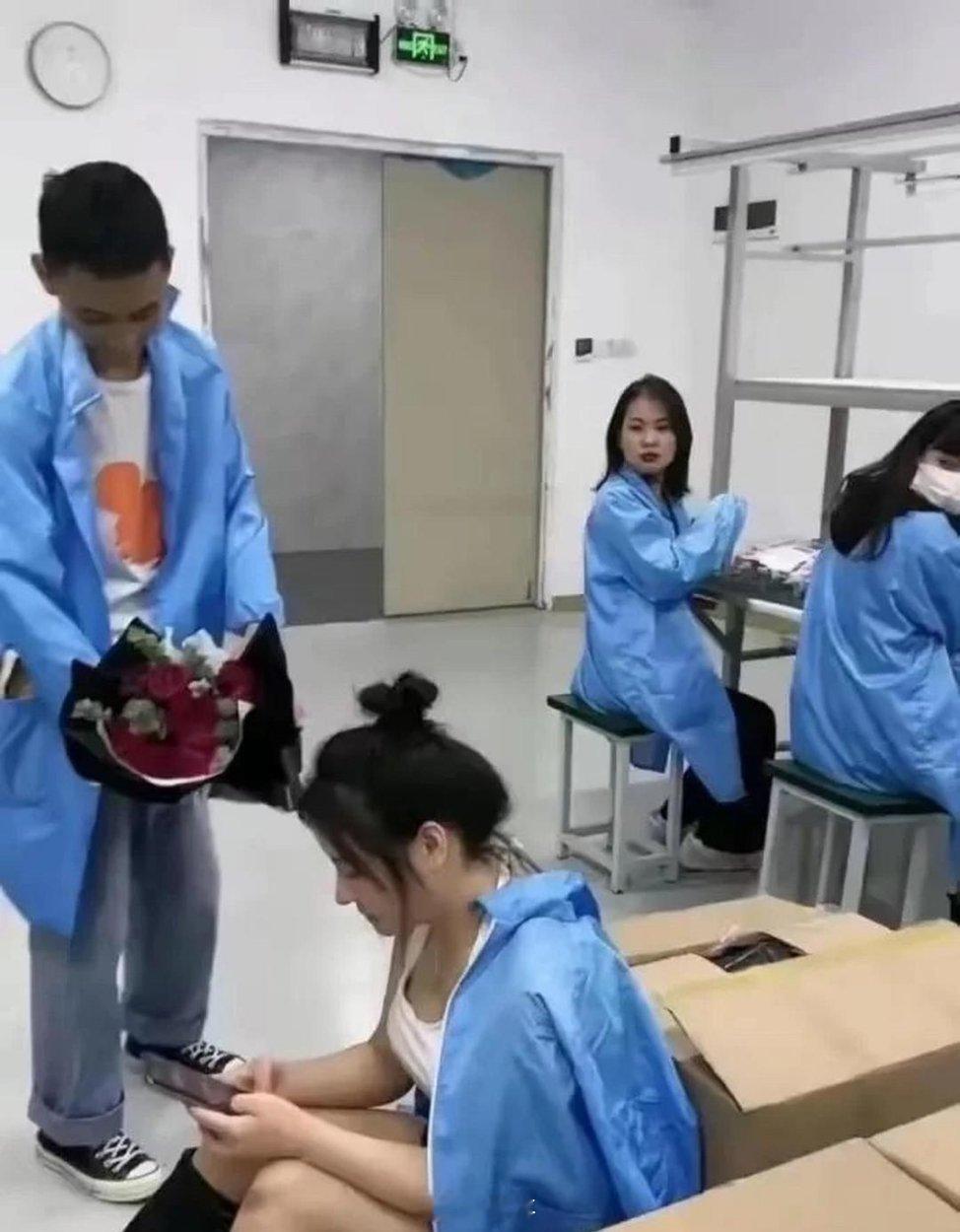 电子厂的“爱情”，都是在哄笑中收场 