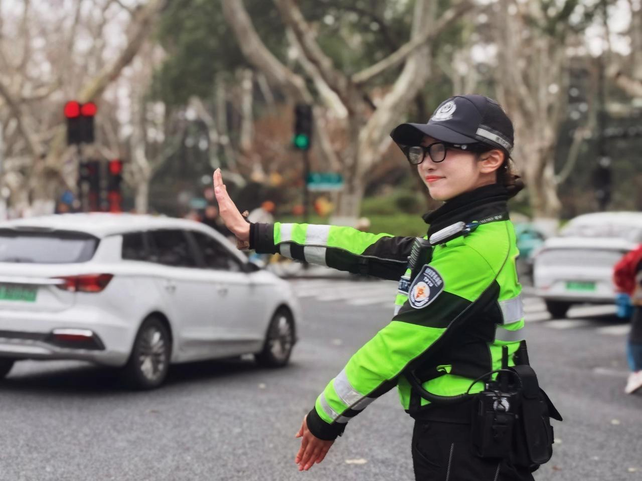 多了理解和信任，西湖边“百花绽放”的女子铁骑