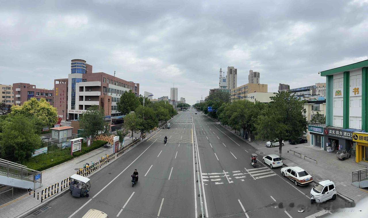 站在山东滨州鑫岳桥上看黄河五路，印象最深的要属图五的了吧-滨州通信城上的那个钟表