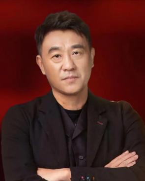 1997年，何冰遇到了多年未见的女同学李海洋，女同学说：“我都29了，嫁不出去了