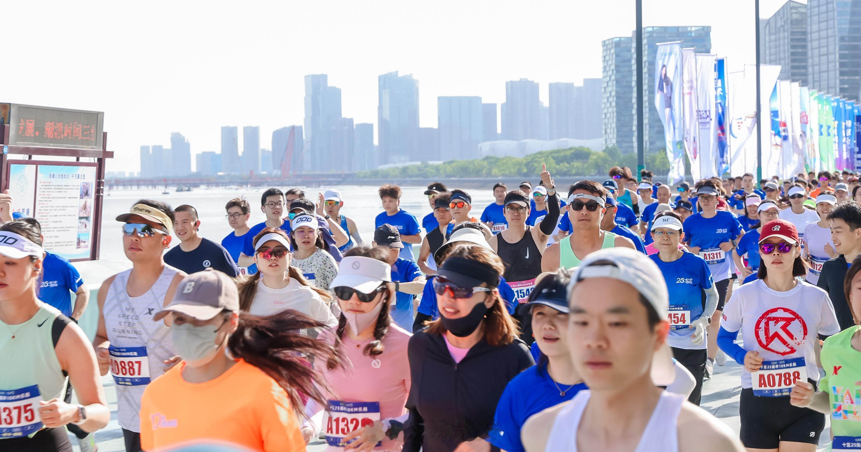 跑完杭州欢乐跑为自己干杯 5月17日，杭州。“10公里乐跑”活动在杭州滨江樱花大