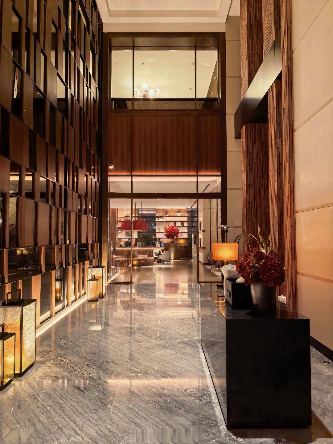 在杭州住了一家就在商场里的酒店，感觉挺特别。下楼吃个饭贼方便 杭州·杭州木棉花酒