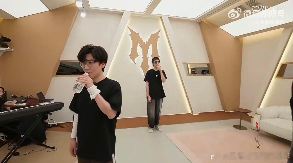 王传君王啸坤张卓尔野人小考被野人组小考狠狠圈粉，三人磨合愈发熟练，舞台质感层层递